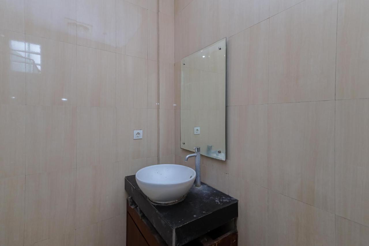 Urbanview Hotel Wg Jimbaran Bali 乌干沙 外观 照片